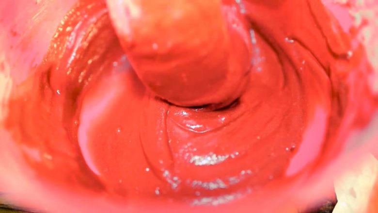 二次元美少女教你制作颜值爆表的红丝绒蛋糕,每次拌匀，使面粉和黄油充分混合，然后分三次倒入红色牛奶，继续拌匀。直到面粉混合物和牛奶全部加完，成为湿润的面糊。