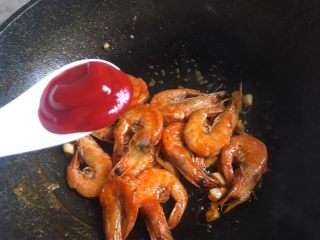 油焖大虾,加入三勺番茄酱