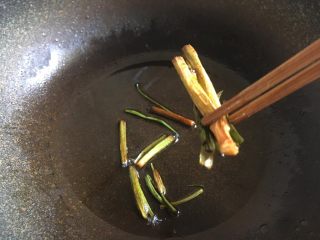 油焖大虾,煎至葱段变黄后用筷子夹出