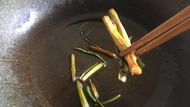 油焖大虾,煎至葱段变黄后用筷子夹出