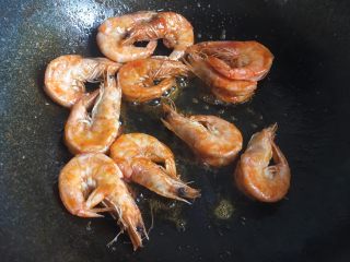 油焖大虾,出虾油后盛出备用