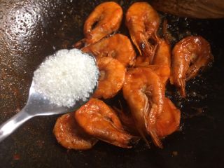 油焖大虾,加入一勺白砂糖翻炒均匀
