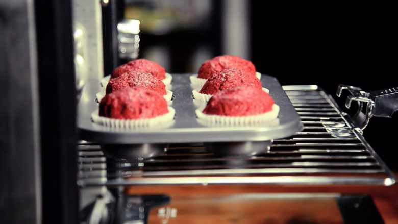 二次元美少女教你制作颜值爆表的红丝绒蛋糕,蛋糕取出冷却备用（不同烤箱情况不一样，配方中温度与时间仅供参考，请根据实际情况调整温度和时间）。