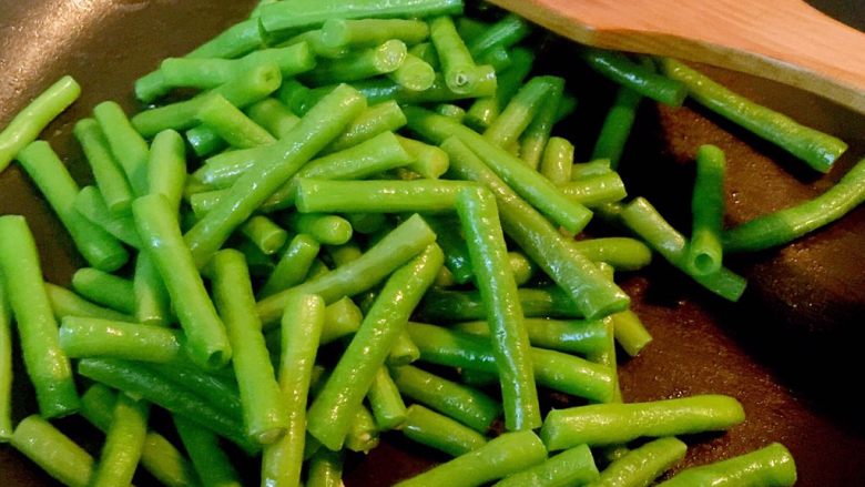 绿色美食+健康少油蒜泥拌长豆（豇豆）,将长豆倒入锅内