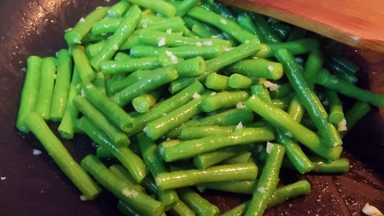 绿色美食+健康少油蒜泥拌长豆（豇豆）,加适量盐，利用锅的余热将长豆与蒜泥拌匀，就可以出锅了