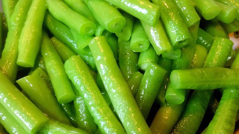 绿色美食+健康少油蒜泥拌长豆（豇豆）,将长豆捞出放碗内，备用
