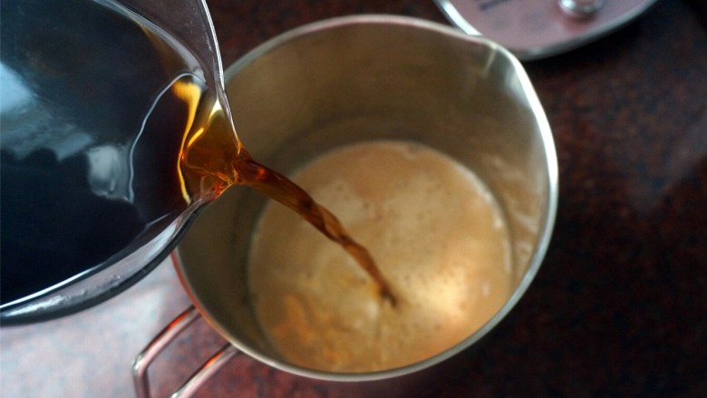 港式风味西米奶茶,拉好的茶再次加热至80度左右，然后撞入奶中，奶茶完成。