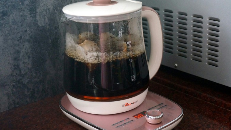 港式风味西米奶茶,30克锡兰红茶，700毫升清水，煮6分钟左右。