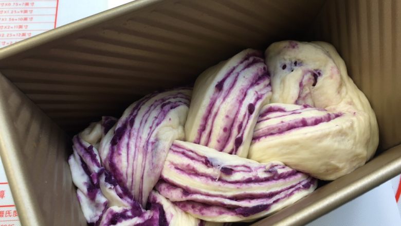 紫薯奶油辫子吐司（奶油直接法）,放入吐司盒，烤箱放碗热水，38度二发