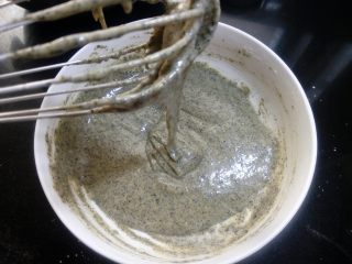 龙猫黑芝麻戚风,拌好的蛋黄糊应该是细腻有光泽的。提起手抽，蛋黄糊能呈绸带状落下为最佳状态。