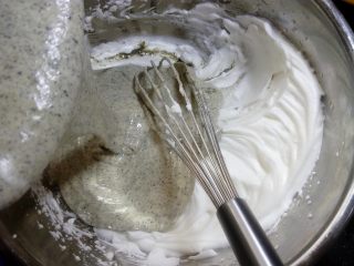 龙猫黑芝麻戚风,然后把蛋黄糊倒回蛋白霜盆子，继续自下而上翻拌均匀。也可以用手抽进行Z字形快速搅拌均匀。