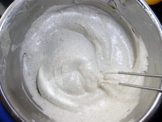 龙猫黑芝麻戚风,最后用刮刀从打蛋盆的底部向上翻拌，确保蛋黄糊混合均匀。