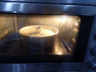 龙猫黑芝麻戚风,放入充分预热的烤箱，中下层 上下火170度烘烤40分钟左右了。如果喜欢不裂的可以使用低温烘烤，130度40分钟转150度烘烤10到15分钟左