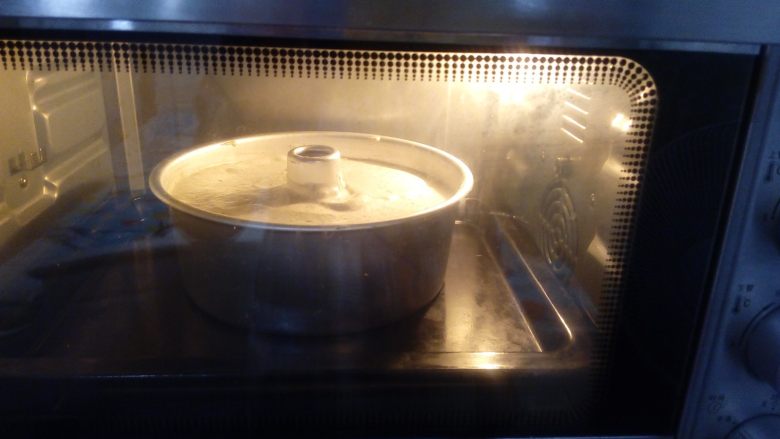 龙猫黑芝麻戚风,放入充分预热的烤箱，中下层 上下火170度烘烤40分钟左右了。如果喜欢不裂的可以使用低温烘烤，130度40分钟转150度烘烤10到15分钟左
