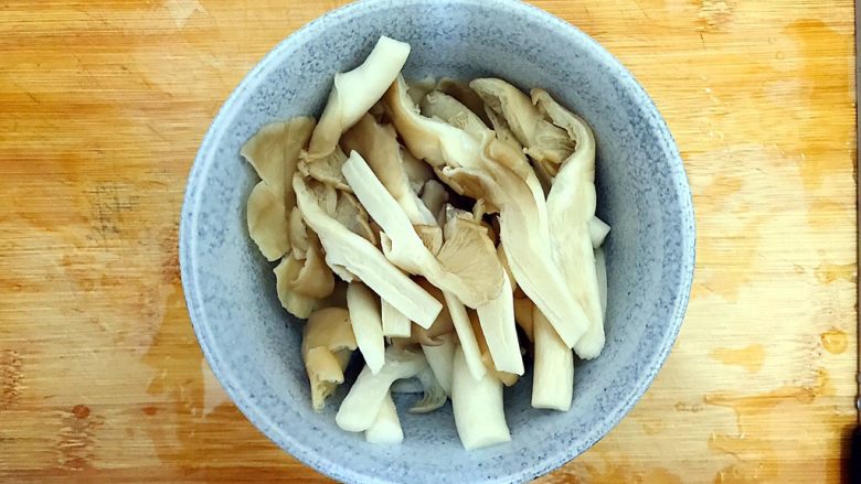 一清二白芦笋茭白炒平菇,如图所示，每片一分为二切开，备用！