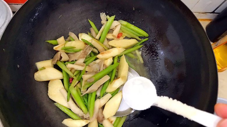 一清二白芦笋茭白炒平菇,翻炒至汤汁差不多收干的时候，加适量盐！