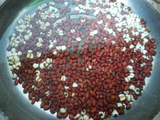 红豆薏米西米露,薏米红豆一起放入锅内，加半锅水开始煮