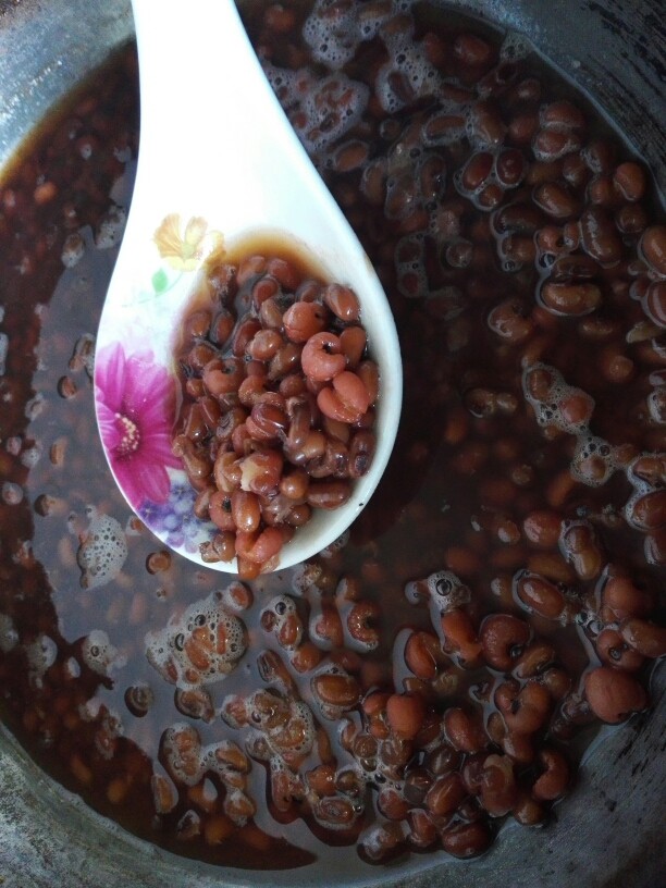 红豆薏米西米露,等红豆薏米都煮熟时即可关火