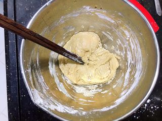 珍珠丸子,将煮开的红糖水倒入木薯粉中，用筷子搅拌成团
