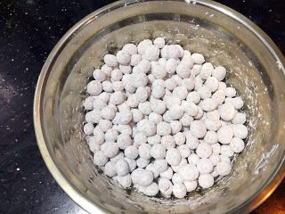 珍珠丸子,盆里放入木薯粉(2)，搓好的珍珠丸子放入，滚动盆子让珍珠丸子沾满木薯粉，预防丸子粘在一起