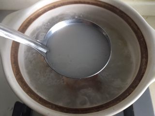 大骨芋艿汤,小火炖煮2小时后，汤汁变得发白浓郁。
