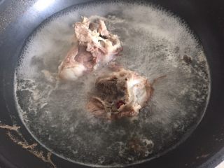 大骨芋艿汤,冷水入锅，烧开过水。