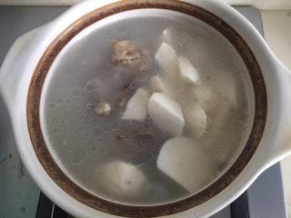 大骨芋艿汤,把切好的芋艿放入炖好的骨头汤里。