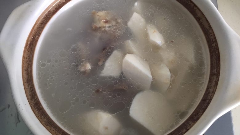 大骨芋艿汤,把切好的芋艿放入炖好的骨头汤里。
