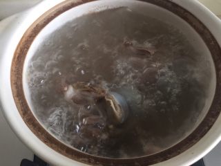 大骨芋艿汤,煮沸后改为小火，慢慢炖煮。