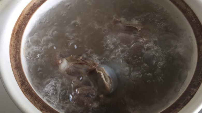 大骨芋艿汤,煮沸后改为小火，慢慢炖煮。