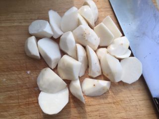 大骨芋艿汤,切成三角块状。