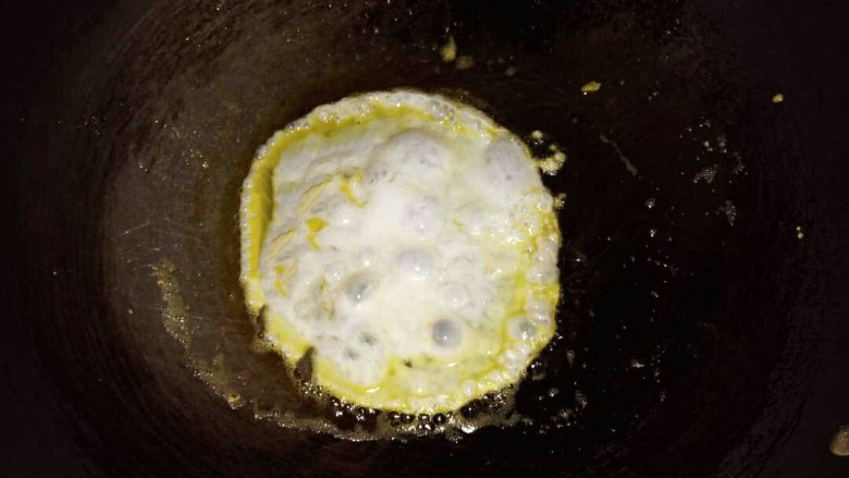 爱心蛋包饭,锅里刷油，倒入蛋白