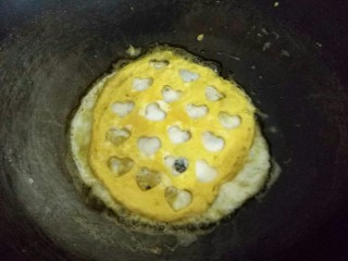 爱心蛋包饭,蛋白没凝固之前放入蛋黄饼