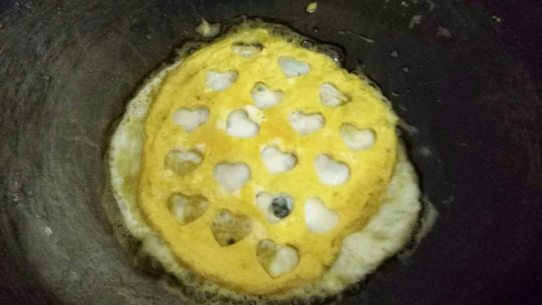 爱心蛋包饭,蛋白没凝固之前放入蛋黄饼