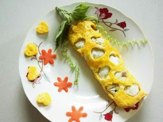 爱心蛋包饭,切点胡萝卜，把之前压下的爱心蛋黄摆几个，再弄点叶子做装饰