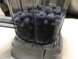 蓝莓果汁,所有原料同时加入破壁机。