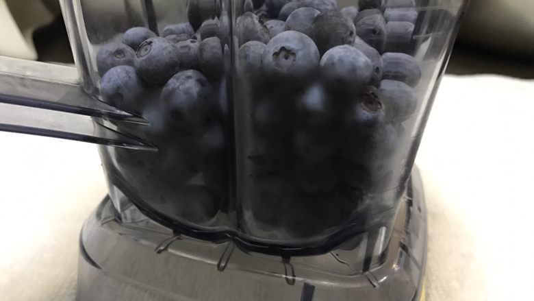 蓝莓果汁,所有原料同时加入破壁机。