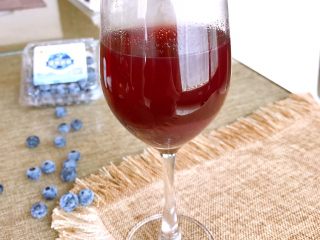 蓝莓果汁,装杯。