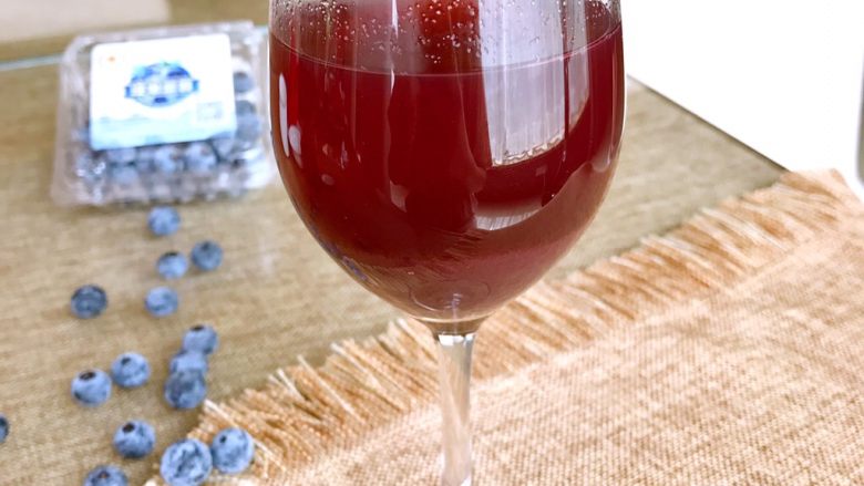 蓝莓果汁,装杯。