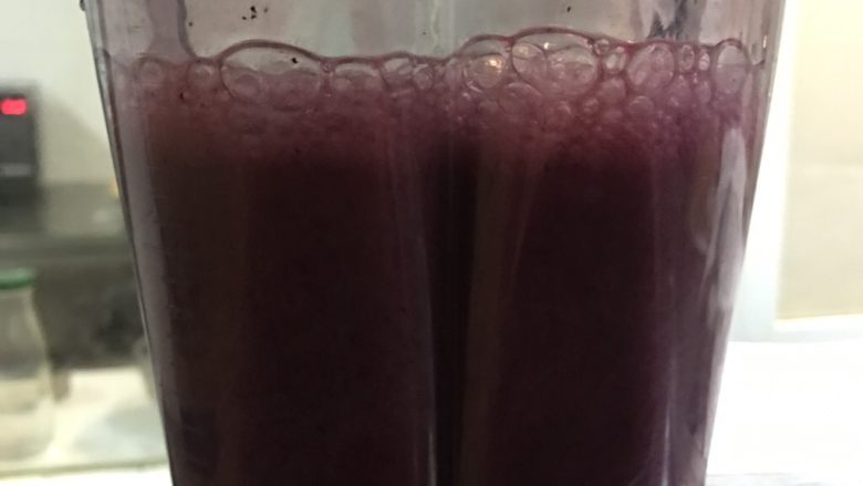 蓝莓果汁,按下果汁键，两分钟就好。