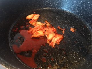 泡菜味噌汤面,剩下的油，用来煎泡菜。开始我只用了这些。