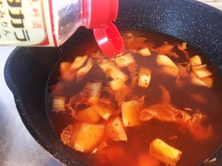 泡菜味噌汤面,然后煎的很香，泡菜的香气都出来啦，加热水，加味淋。