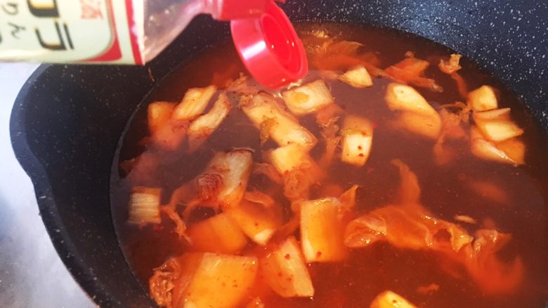 泡菜味噌汤面,然后煎的很香，泡菜的香气都出来啦，加热水，加味淋。