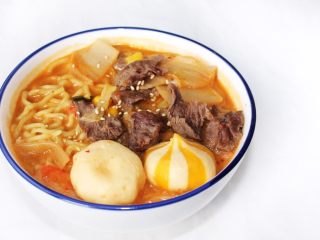 泡菜味噌汤面,这个是日式的拉面煮的。