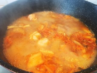 泡菜味噌汤面,大火煮沸后加入配料。