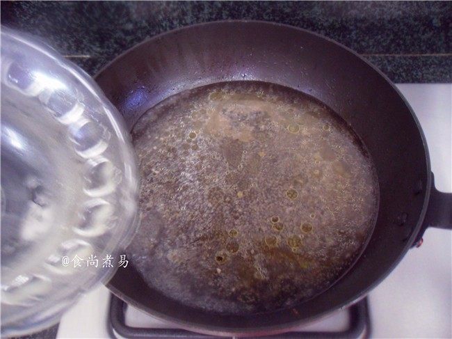 菠菜鸡肉饼,继续热锅，将勾芡用的酱汁煮至浓稠