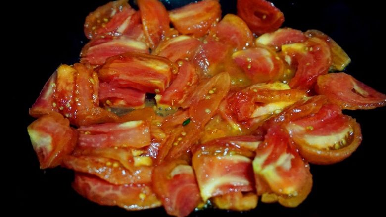 番茄鸡蛋汤,


7.锅内倒油烧热，将番茄倒入锅中大火快速翻炒


