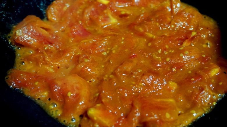 番茄鸡蛋汤,


8.待番茄变软出沙了，再到清水（水不能太多，多了会稀释汤的味道）


