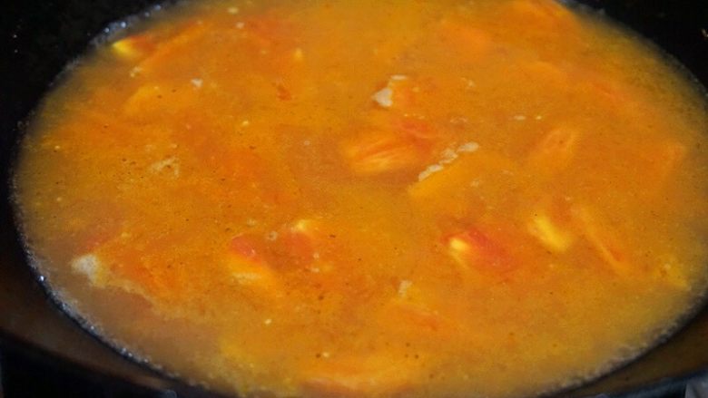 番茄鸡蛋汤,


9.待汤煮沸后，一手将汤搅成旋涡状，一手端着鸡蛋碗缓缓倒鸡蛋液


