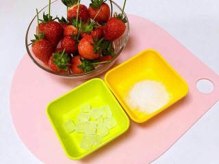 草莓果酱（1岁以上）
,食材：新鲜草莓、白砂糖、冰糖